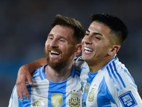 Lionel Messi (vľavo) a Thiago Almada oslavujú gól v zápase kvalifikácie na MS 2026 Argentína - Bolívia.