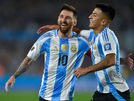 Lionel Messi (vľavo) a Thiago Almada oslavujú gól v zápase kvalifikácie na MS 2026 Argentína - Bolívia.