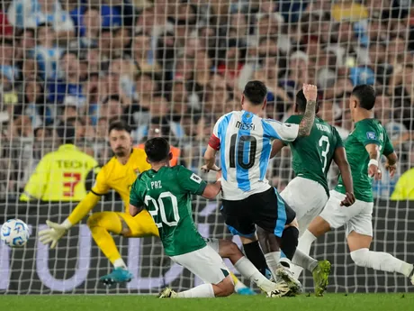 Lionel Messi strieľa gól v zápase kvalifikácie na MS 2026 Argentína - Bolívia.