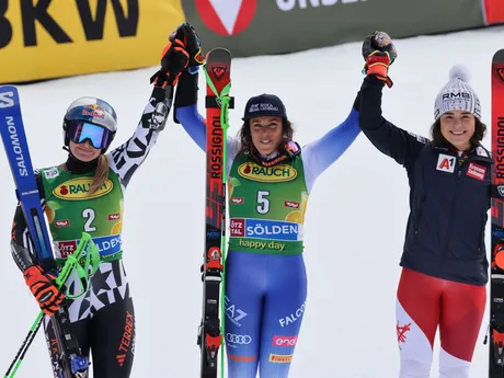 Víťazka Federica Brignone (v strede), Alice Robinsonová (vľavo) a Julia Scheibová v cieli 2. kola obrovského slalomu v rakúskom stredisku Sölden.