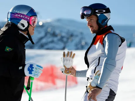 Lucas Braathen (vľavo) a Marcel Hirscher pred obrovským slalomom v rakúskom Söldene.