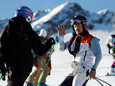 Lucas Braathen (vľavo) a Marcel Hirscher pred obrovským slalomom v rakúskom Söldene.