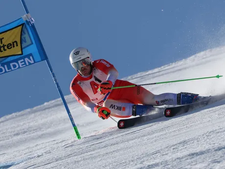 Švajčiarsky lyžiar Thomas Tumler počas obrovského slalomu v rakúskom Söldene.