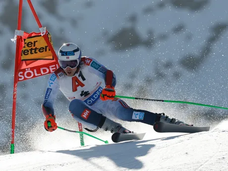 Henrik Kristoffersen na trati obrovského slalomu v rakúskom stredisku Sölden.