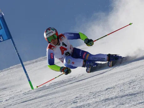 Taliansky lyžiar Luca De Aliprandini počas obrovského slalomu v rakúskom Söldene.