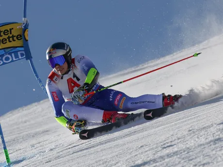 Taliansky lyžiar Alex Vinatzer na trati v rakúskom Söldene.