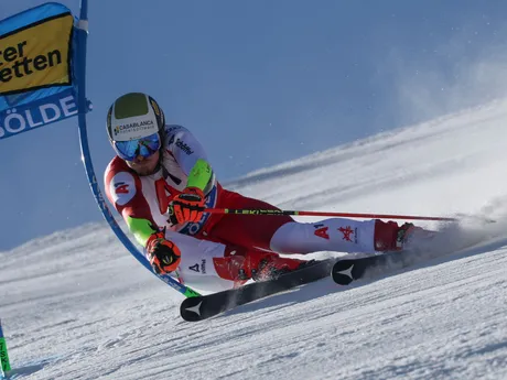 Rakúšan Manuel Feller na trati prvého kola obrovského slalomu v rakúskom Söldene.