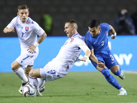 Tomáš Suslov (vľavo) a Peter Pekarík v zápase Azerbajdžan - Slovensko v skupine 1 C-divízie Ligy národov.