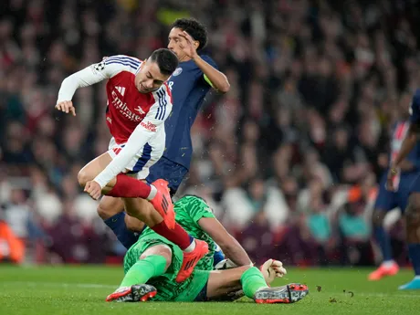 Zákrok brankára Parížu St. Germain Gianluigiho Donnarummu v zápase 2. kola ligovej fázy Ligy majstrov Arsenal FC - Paríž St. Germain.