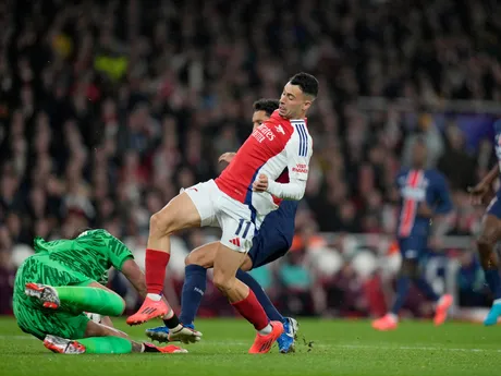 Zákrok brankára Parížu St. Germain Gianluigiho Donnarummu v zápase 2. kola ligovej fázy Ligy majstrov Arsenal FC - Paríž St. Germain.