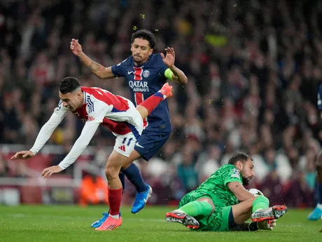 Zákrok brankára Parížu St. Germain Gianluigiho Donnarummu v zápase 2. kola ligovej fázy Ligy majstrov Arsenal FC - Paríž St. Germain.