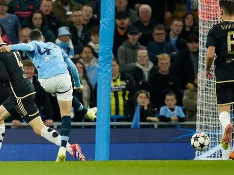 Phil Foden strieľa gól v zápase 3. kola Ligy majstrov Manchester City - Sparta Praha.