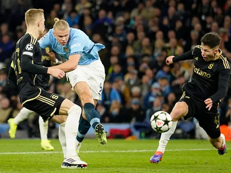 Erling Haaland strieľa svoj druhý gól v zápase 3. kola Ligy majstrov Manchester City - Sparta Praha.