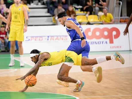 Na snímke zľava Ty Nichols (Levice) a Marques Townes (Famagusta) v zápase 4. kola  B-skupiny Europského pohára FIBA v basketbale mužov medzi Patrioti Levice a Anorthosis Famagusta.