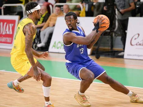 Na snímke zľava Ty Nichols (Levice) a Gregory Williams (Famagusta) v zápase 4. kola  B-skupiny Europského pohára FIBA v basketbale mužov medzi Patrioti Levice a Anorthosis Famagusta.