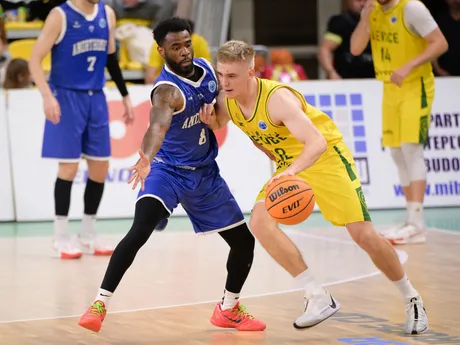 Na snímke zľava Jarvis Garrett (Famagusta) a Aatu Kivimäki (Levice) v zápase 4. kola  B-skupiny Europského pohára FIBA v basketbale mužov medzi Patrioti Levice a Anorthosis Famagusta.