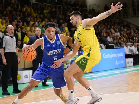 Na snímke zľava Marques Townes (Famagusta) a Njegos Sikiras (Levice) v zápase 4. kola  B-skupiny Europského pohára FIBA v basketbale mužov medzi Patrioti Levice a Anorthosis Famagusta.