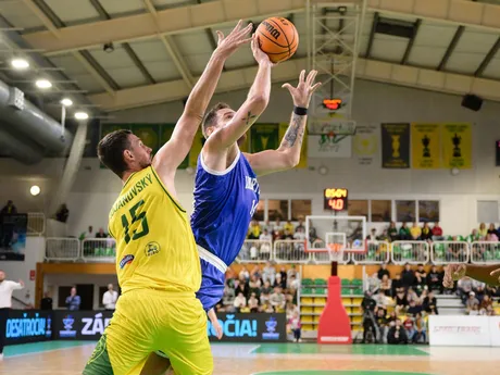 Na snímke zľava Boris Bojanovský (Levice) a Kyprianos Maragkos (Famagusta) v zápase 4. kola  B-skupiny Europského pohára FIBA v basketbale mužov medzi Patrioti Levice a Anorthosis Famagusta.