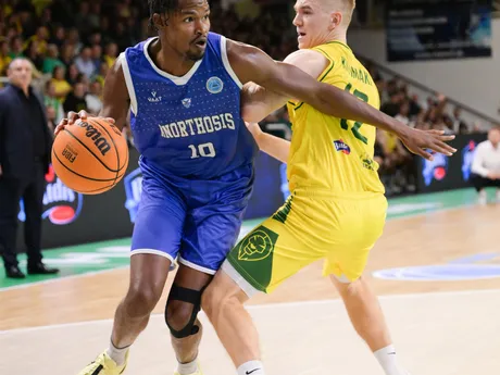 Na snímke zľava Kentwan Smith (Famagusta) a Aatu Kivimäki (Levice) v zápase 4. kola  B-skupiny Europského pohára FIBA v basketbale mužov medzi Patrioti Levice a Anorthosis Famagusta.