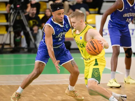 Na snímke zľava Marques Townes (Famagusta) a Aatu Kivimäki (Levice) v zápase 4. kola  B-skupiny Europského pohára FIBA v basketbale mužov medzi Patrioti Levice a Anorthosis Famagusta.