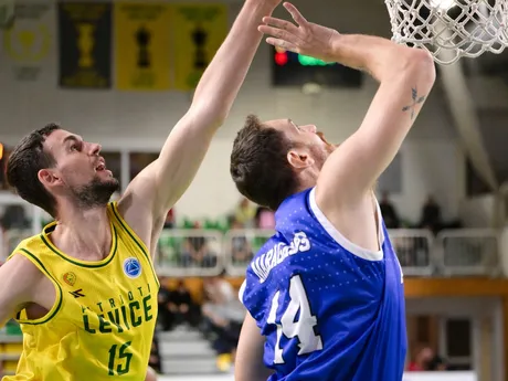 Na snímke zľava Boris Bojanovský (Levice) a Kyprianos Maragkos (Famagusta) v zápase 4. kola  B-skupiny Europského pohára FIBA v basketbale mužov medzi Patrioti Levice a Anorthosis Famagusta.