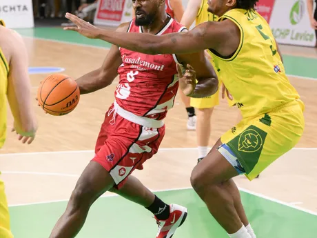 Zľava Yoanki Mencía (Zaragoza) a Stephon Jelks (Levice)