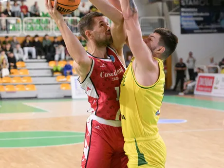 Zľava Joaquin Rodríguez (Zaragoza) a Njegoš Sikiraš (Levice)