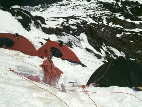 Tretí výškový tábor vo výške 7.350 m.