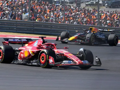 Charles Leclerc a Max Verstappen počas Veľkej ceny USA. 