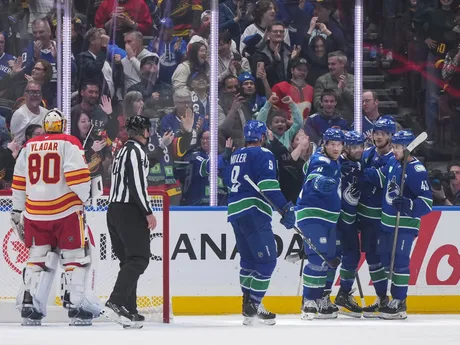 Hokejisti Vancouveru oslavujú gól v zápase NHL Vancouver Canucks - Calgary Flames.