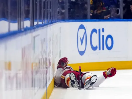 Zranený hokejista Kevin Rooney v zápase NHL Vancouver Canucks - Calgary Flames.