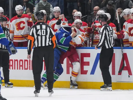 Hokejista Calgary Anthony Mantha a hráč Vancouver J.T. Miller počas bitky.