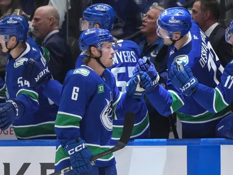 Hokejisti Vancouveru oslavujú gól v zápase NHL Vancouver Canucks - Calgary Flames.