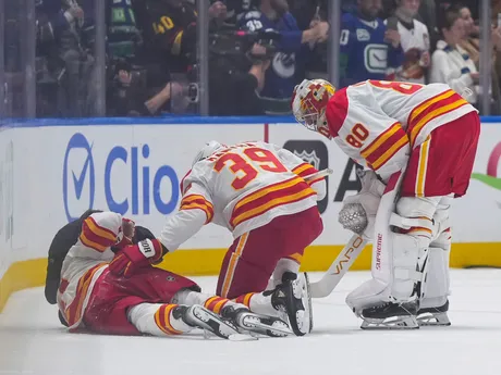 Zranený hokejista Kevin Rooney v zápase NHL Vancouver Canucks - Calgary Flames.