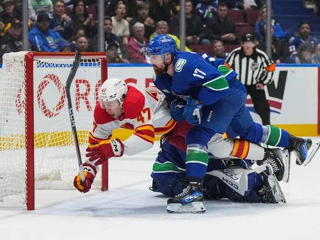 Connor Zary (47) strieľa víťazný gól v zápase NHL Vancouver Canucks - Calgary Flames.