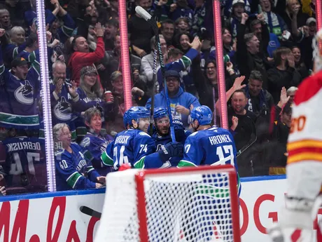 Hokejisti Vancouveru oslavujú gól v zápase NHL Vancouver Canucks - Calgary Flames.