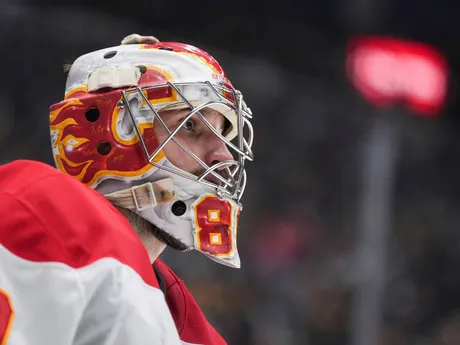 Brankár Daniel Vladař v zápase NHL Vancouver Canucks - Calgary Flames.