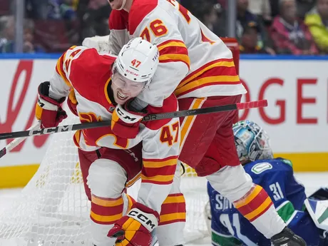 Connor Zary (47) a Martin Pospíšil (76) oslavujú víťazný gól v zápase NHL Vancouver Canucks - Calgary Flames.