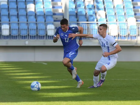 Adrián Kaprálik (vľavo) a Christos Mouzakitis v prípravnom zápase Slovensko U21 - Grécko U21.