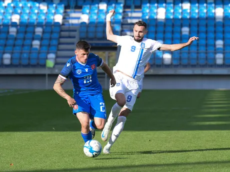 Samuel Kopásek (vľavo) a Ioannis Niarchos v prípravnom zápase Slovensko U21 - Grécko U21.