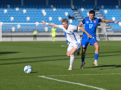 Apostolos Apostolopoulos (vľavo) a Adrián Kaprálik v prípravnom zápase Slovensko U21 - Grécko U21.