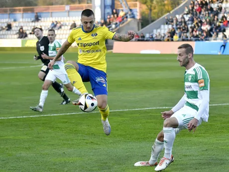 Na snímke zľava Stanislav Danko (Michalovce) a  Martin Černek (Skalica)