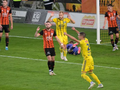 Gólová radosť hráčov Košíc (v žltom) počas zápasu 10. kola futbalovej Niké ligy FC Košice - MFK Ružomberok.