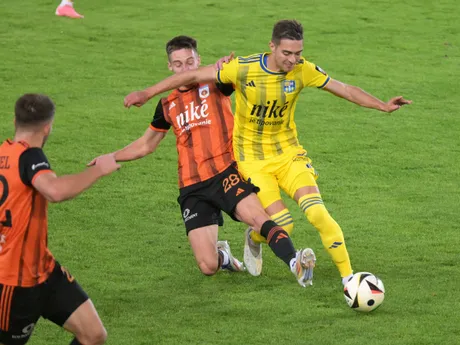 Michal Faško (Košice) a Alexander Selecký (Ružomberok) v súboji o loptu počas zápasu 10. kola futbalovej Niké ligy FC Košice - MFK Ružomberok.