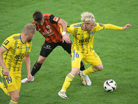 Szilárd Bokroš (Košice) a Kristóf Domonkos (Ružomberok) v súboji o loptu počas zápasu 10. kola futbalovej Niké ligy FC Košice - MFK Ružomberok.