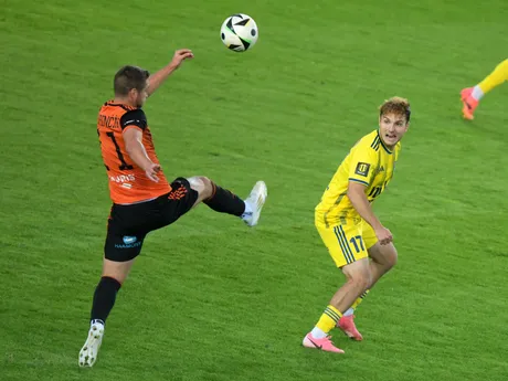 Sprava Dalibor Takáč (Košice) a Samuel Lavrinčík (Ružomberok) počas zápasu 10. kola futbalovej Niké ligy FC Košice - MFK Ružomberok.