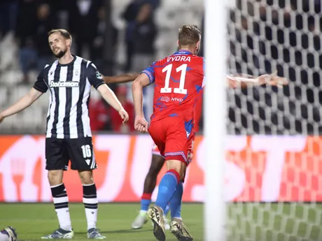 Matej Vydra oslavuje gól počas zápasu Európskej ligy PAOK - Viktoria Plzeň.