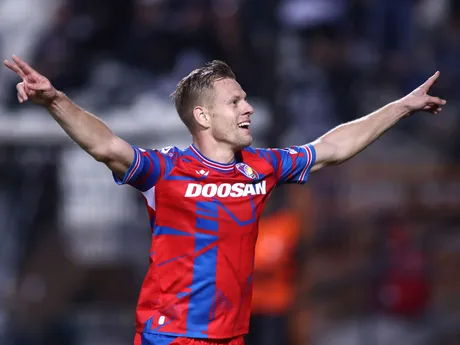 Matej Vydra oslavuje gól počas zápasu Európskej ligy PAOK - Viktoria Plzeň.