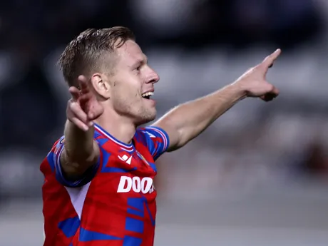 Matej Vydra oslavuje gól počas zápasu Európskej ligy PAOK - Viktoria Plzeň.