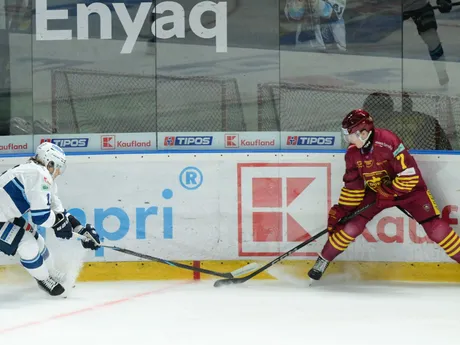 Zľava Marko Stacha (Nitra) a Brett Stapley (Trenčín) v zápase 12. kola Tipos extraligy HK Nitra - HK Dukla Trenčín.